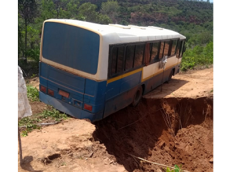 Ônibus quase cai em cratera e motorista pula do veículo para escapar no Sul do Piauí